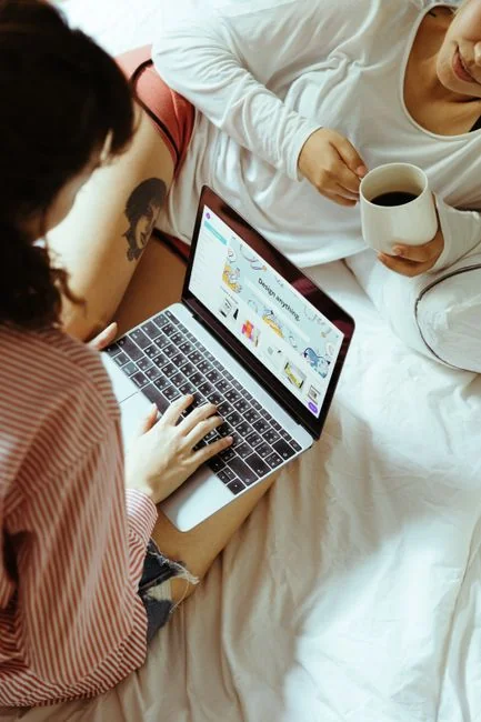 Ouvrez le planificateur avec la campagne Hashtag écrite à la main près du clavier. Idéal pour les thèmes liés aux réseaux sociaux et à la productivité.