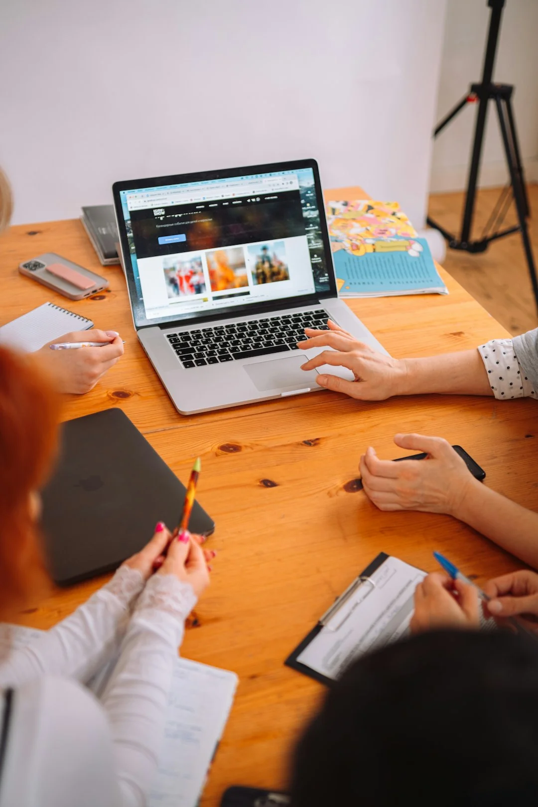 Sticky notes with holiday marketing ideas for Christmas social media and email campaigns.
